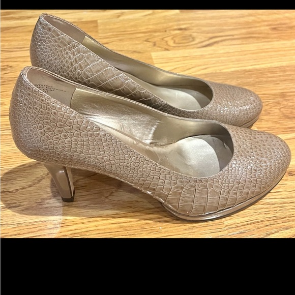 Anne Klein Taupe Faux Alligator Stiletto Heels Size 8M - Picture 3 of 13